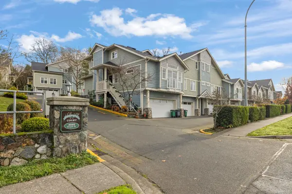 4079 Douglas St #5, Saanich, BC V8X 5M4