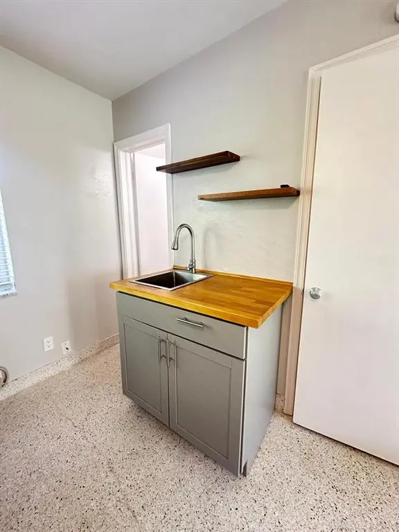 Hollywood, FL 33020,1712 Fletcher St #3