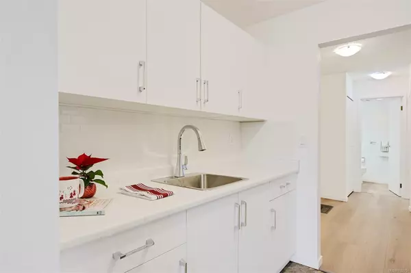 Victoria, BC V8T 3Y9,2610 Graham St #206