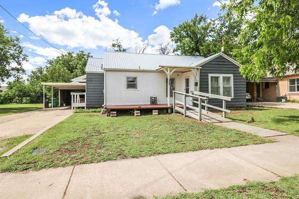 605 W Walnut Street, Coleman, TX 76834