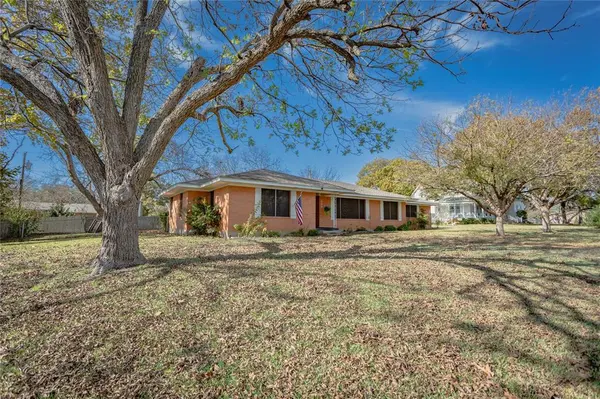 Clifton, TX 76634,406 N Avenue Q