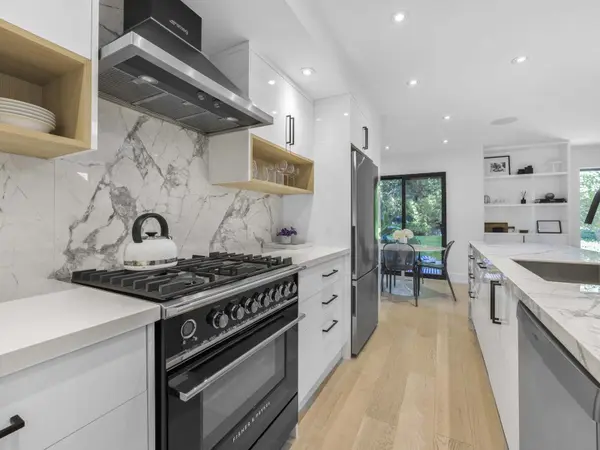 Toronto C02, ON M4V 1G2,10 Walker AVE #125