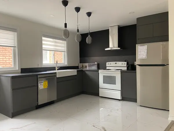 23 Butternut DR #Upper, Barrie, ON L4N 0E3