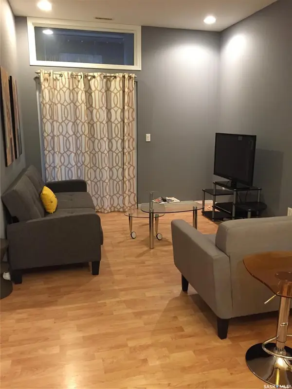 Regina, SK S4P 3R4,1901 Victoria AVENUE #208