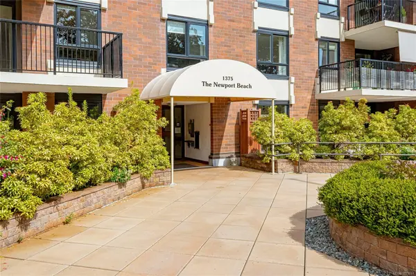 Oak Bay, BC V8S 5E8,1375 Newport Ave #105