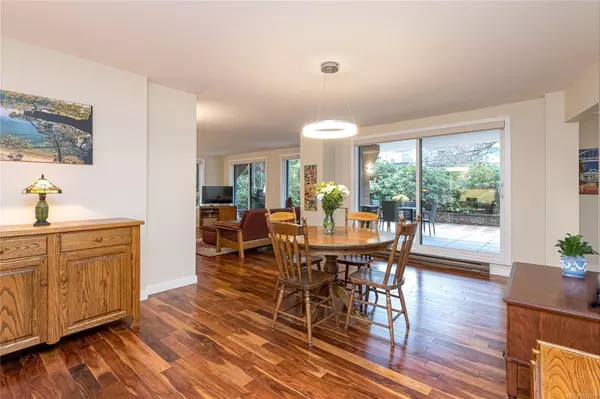 Oak Bay, BC V8S 5E8,1375 Newport Ave #105