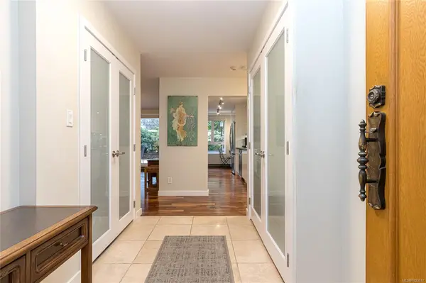 Oak Bay, BC V8S 5E8,1375 Newport Ave #105