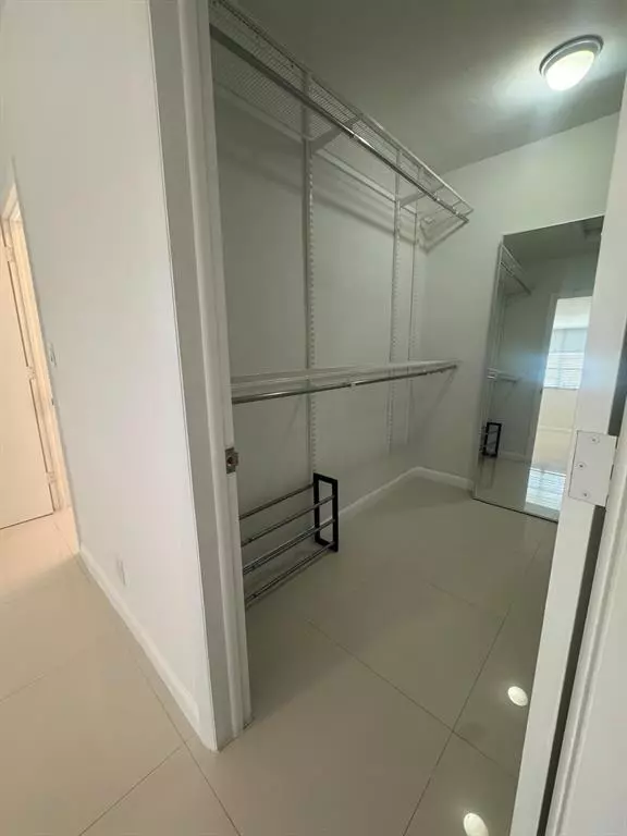 Hollywood, FL 33021,3711 Van Buren St #9