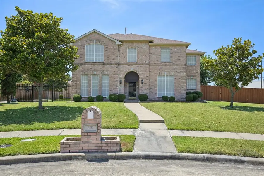 801 Lakedale Court, Mesquite, TX 75181