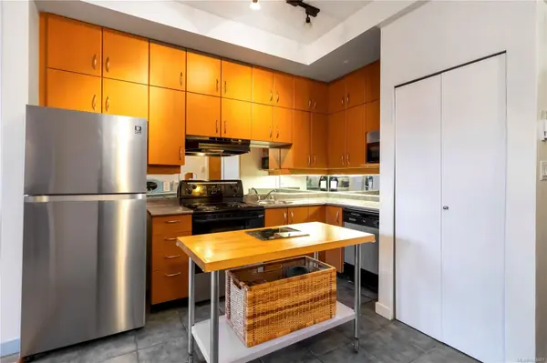 Victoria, BC V8W 1S2,409 Swift St #117