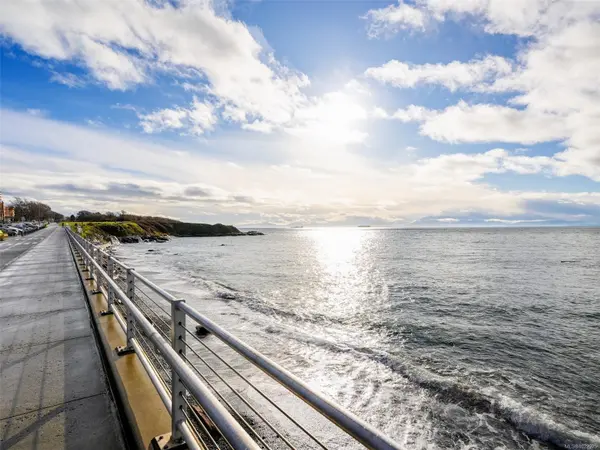 Victoria, BC V8V 1A8,360 Dallas Rd #202