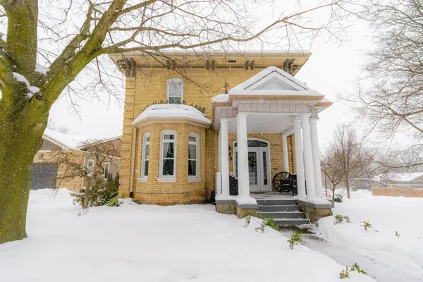 Norwich, ON N0J 1P0,18 Main ST E