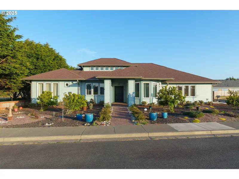 557 Shearwater CIR, Bandon, OR 97411