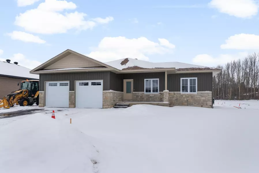 30 Bamagillia ST, Whitewater Region, ON K0J 1K0