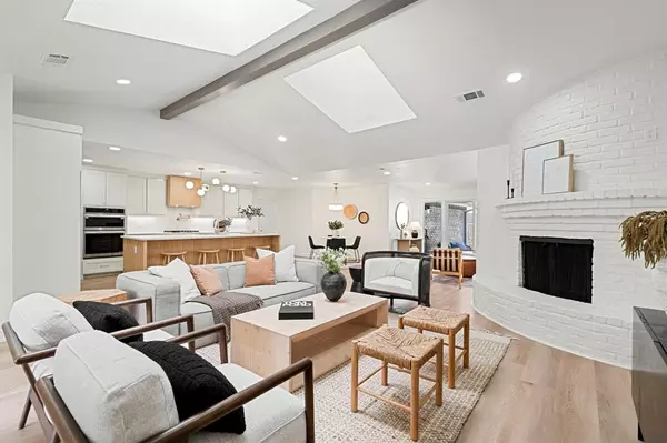 Dallas, TX 75243,9376 Briarhurst Drive