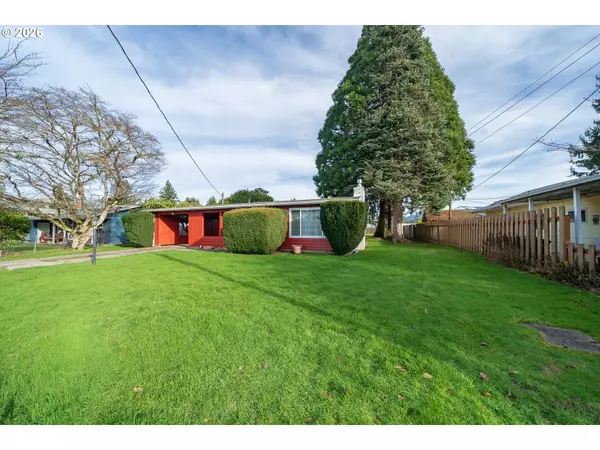 1090 SE 3RD AVE, Mill City, OR 97360