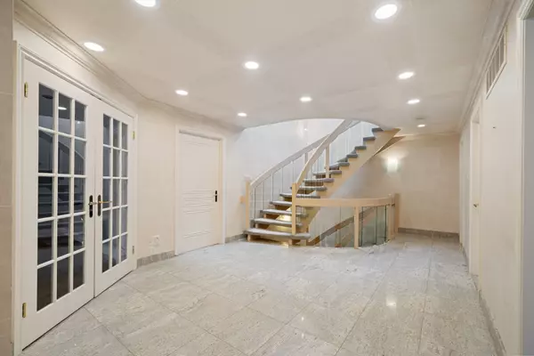 Toronto C13, ON M3B 3E5,1 Chipstead RD