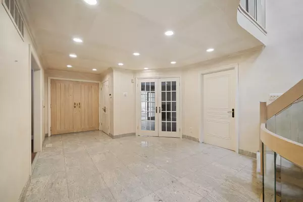 Toronto C13, ON M3B 3E5,1 Chipstead RD