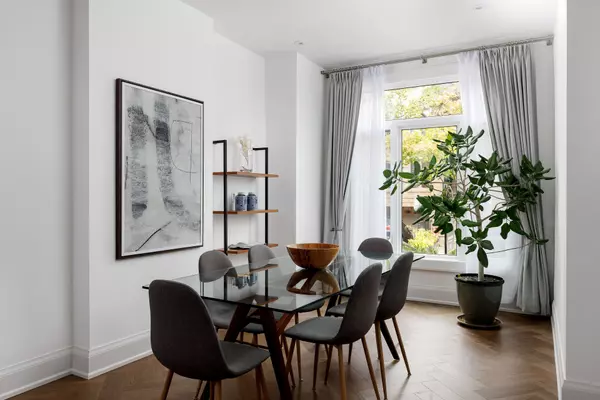 Toronto C02, ON M4V 1E5,23 Alcorn AVE