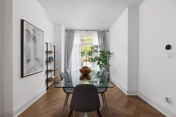 Toronto C02, ON M4V 1E5,23 Alcorn AVE