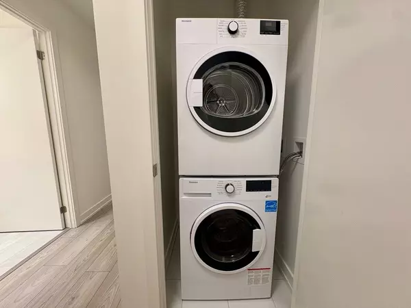 Toronto C10, ON M4P 1V7,110 Broadway AVE #2307