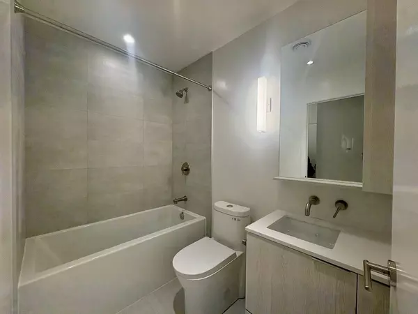 Toronto C10, ON M4P 1V7,110 Broadway AVE #2307