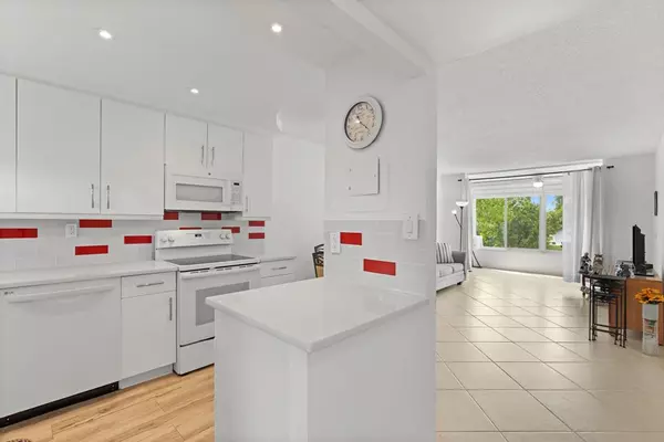 Sunrise, FL 33322,9660 Sunrise Lakes Blvd #208