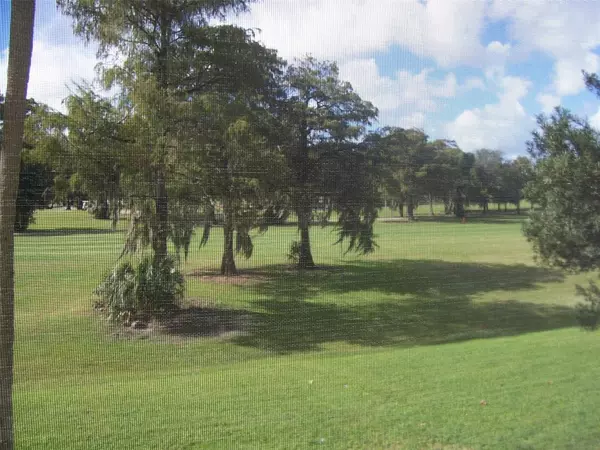 Pompano Beach, FL 33069,605 Oaks Dr #405