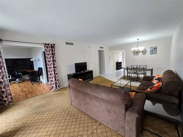 Pompano Beach, FL 33069,605 Oaks Dr #405