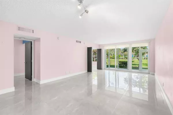 Pompano Beach, FL 33069,500 Oaks Ln