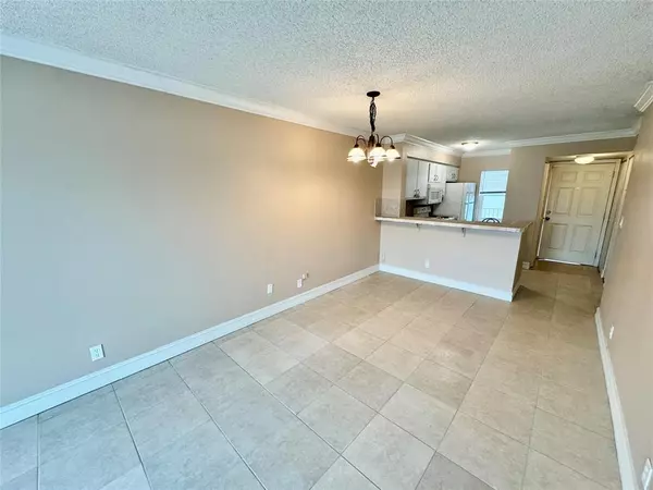 Pompano Beach, FL 33069,2104 S Cypress Bend Dr #404