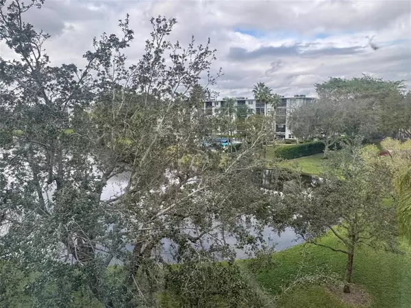 Pompano Beach, FL 33069,2104 S Cypress Bend Dr #404