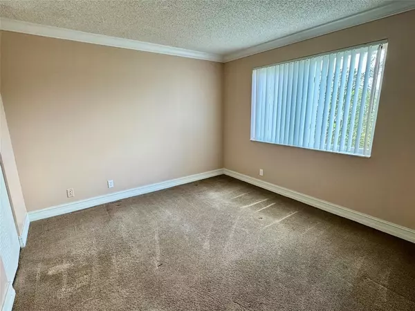 Pompano Beach, FL 33069,2104 S Cypress Bend Dr #404