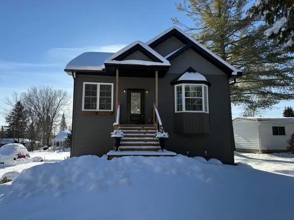 Innisfil, ON L0L 1C0,1047 LARCH ST