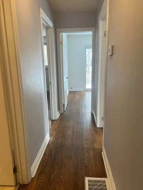 Newmarket, ON L3Y 2Z5,192 Silverbirch DR W #Main