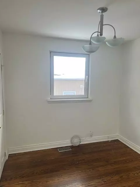 Newmarket, ON L3Y 2Z5,192 Silverbirch DR W #Main