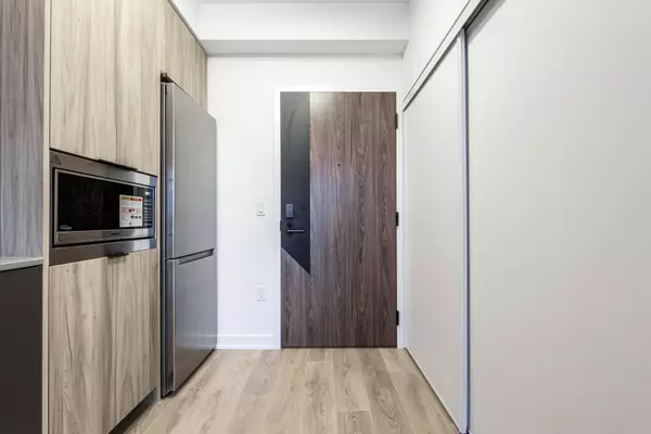 Toronto W08, ON M8Z 6C7,1037 The Queensway AVE #1009