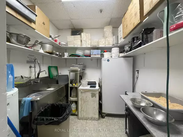 Mississauga, ON L5N 6A1,17 Queen ST #3