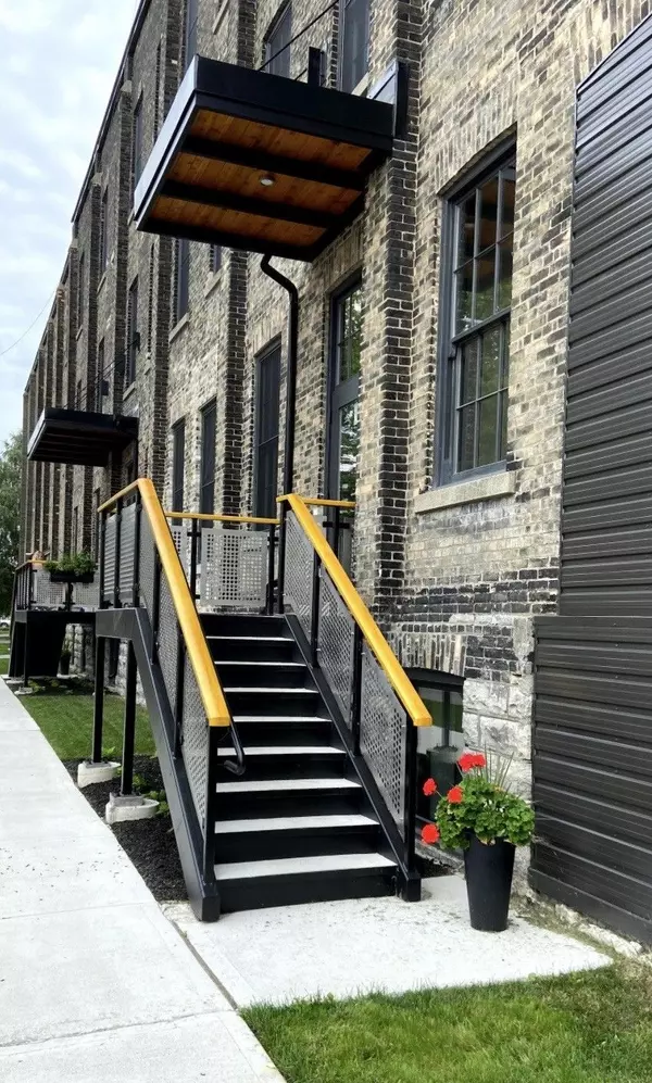 Stratford, ON N5A 1X5,245 Downie ST #104