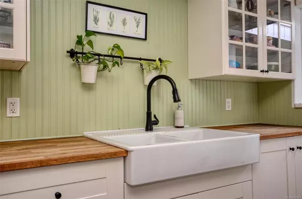 Saanich, BC V8Z 1K7,271 Battleford Ave