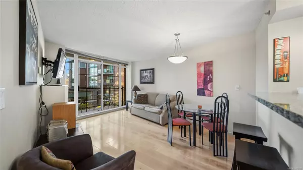 Victoria, BC V8V 5B2,827 Fairfield Rd #301