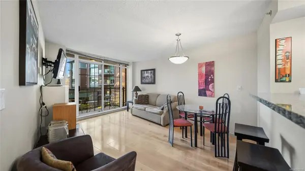 Victoria, BC V8V 5B2,827 Fairfield Rd #301