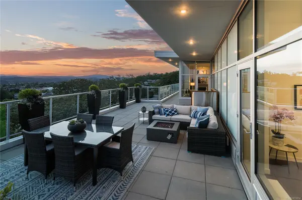 4009 Rainbow Hill Lane #PH902, Saanich, BC V8X 0B3