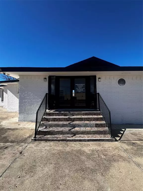 Arlington, TX 76010,133 E Park Row Drive