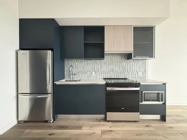 Oakville, ON L6M 4M2,395 Dundas ST W #LPH13