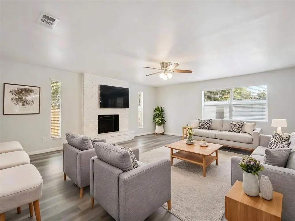 Dallas, TX 75241,6342 Silvery moon Drive