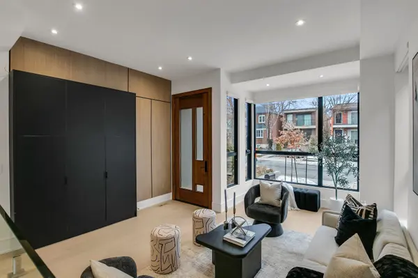 354 Cleveland ST W, Toronto C10, ON M4S 2W9