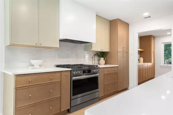 Dallas, TX 75240,13824 Far Hills Lane