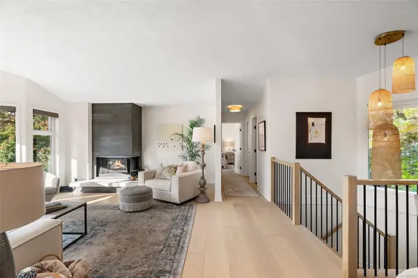 Saanich, BC V8X 3T9,909 Carolwood Dr #21