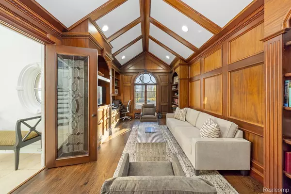 Orchard Lake, MI 48324,4326 COMMERCE RD